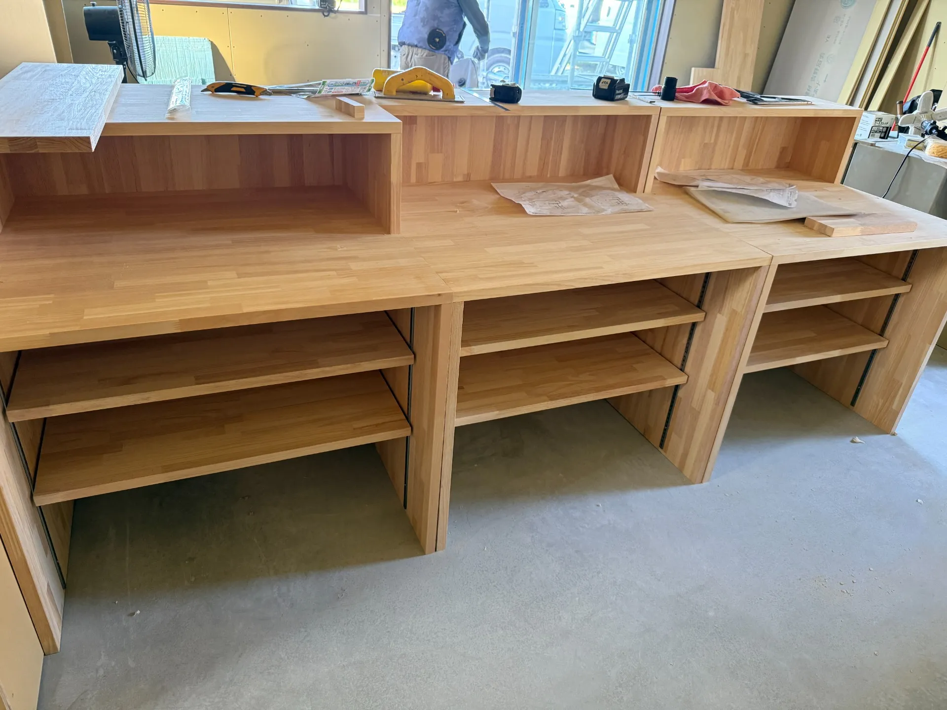 店舗づくり|造作カウンターの製作が進んでいます